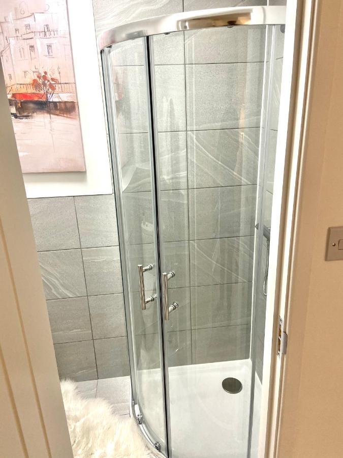 London Studio Self Contained, Newly Furbished ภายนอก รูปภาพ