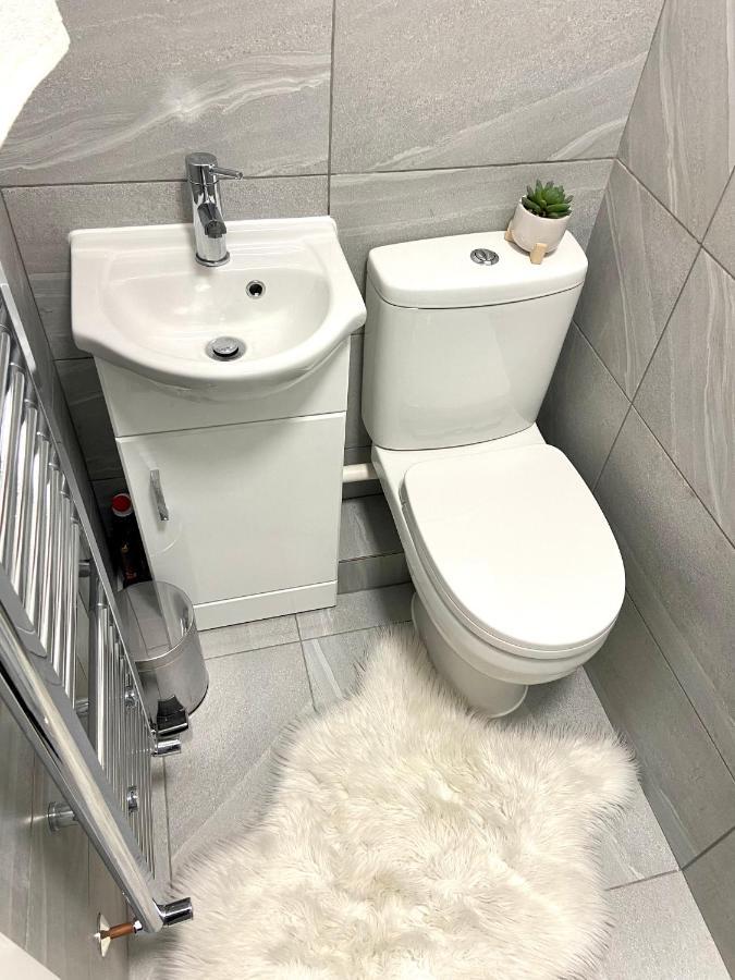 London Studio Self Contained, Newly Furbished ภายนอก รูปภาพ