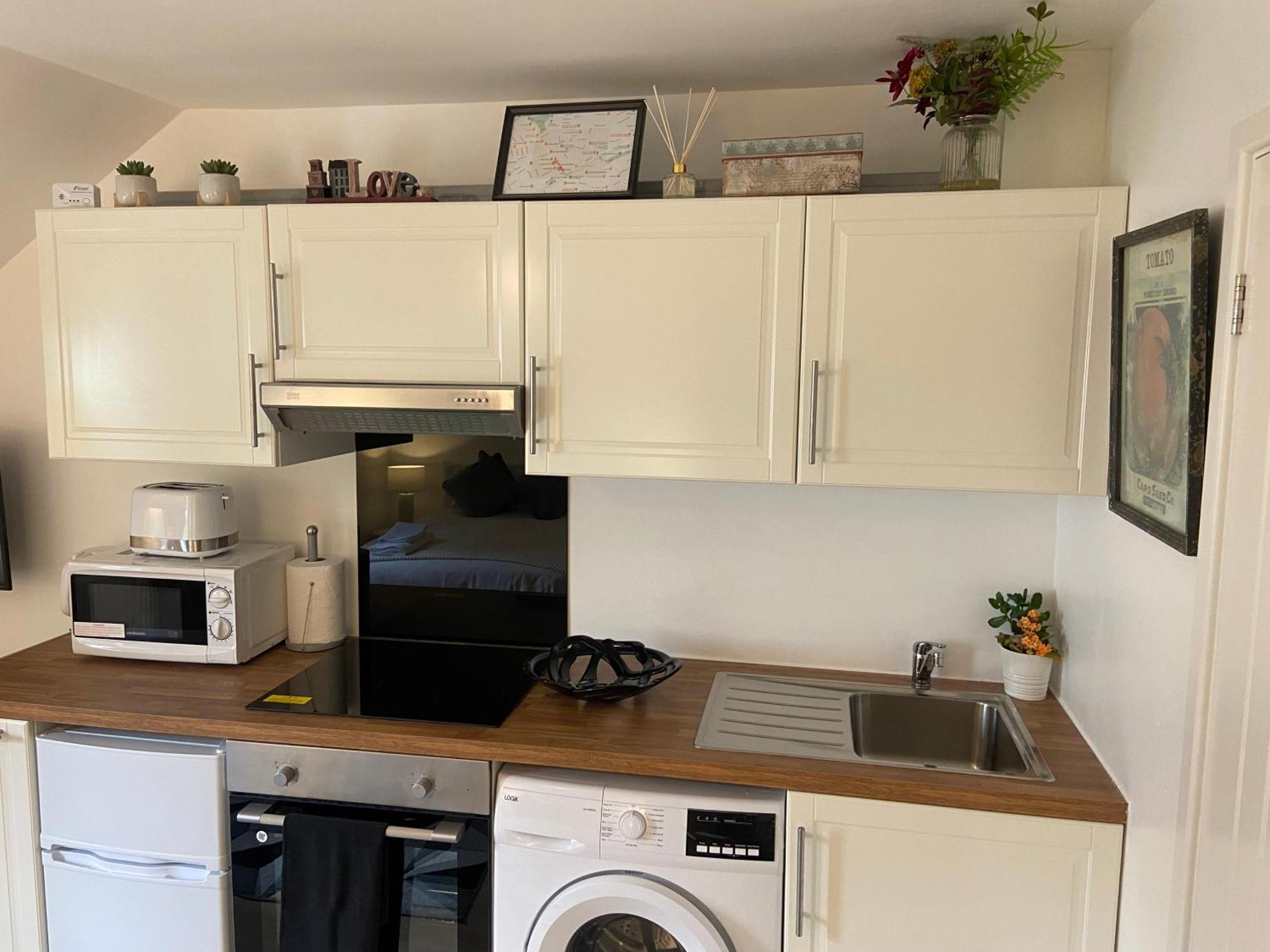London Studio Self Contained, Newly Furbished ภายนอก รูปภาพ