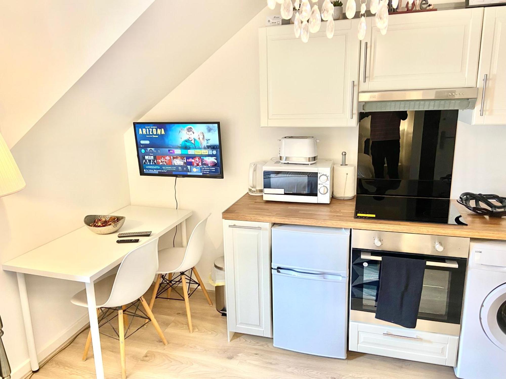 London Studio Self Contained, Newly Furbished ภายนอก รูปภาพ